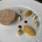 Foto zu Hotel Reiler Hof: 28.7.25 Gänseleberterrine  Ananas | Pfeffer-Karamell | Mandeln