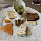 Foto zu Hotel Reiler Hof: 28.7.25 Variation vom Käse   vom Affineur Mons   Dörrobstkompott | Früchtebrot