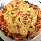 Foto zu Pizzeria Da Angelo: Pizza Calamari (groß) mit Peperoni und Knoblauch