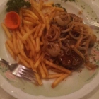 Foto zu Gaststätte Grüner Baum: Rumpsteak mit Zwiebeln und Pommes