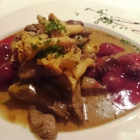 Foto zu Landgasthaus Böß: Streifen vom jungen Hirsch mit Pfifferlingen und Kirschen