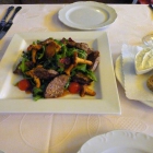 Foto zu Hotel Dirsch: Rucolasalat mit Hirsch und Pfifferlingen