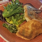 Foto zu Restaurant MÜHLE Born: Gebratener Boddenzander „Grenobler Art“, Kartoffel-Kapern-Ragout mit grünem und weißen Spargel und Kräuterpesto